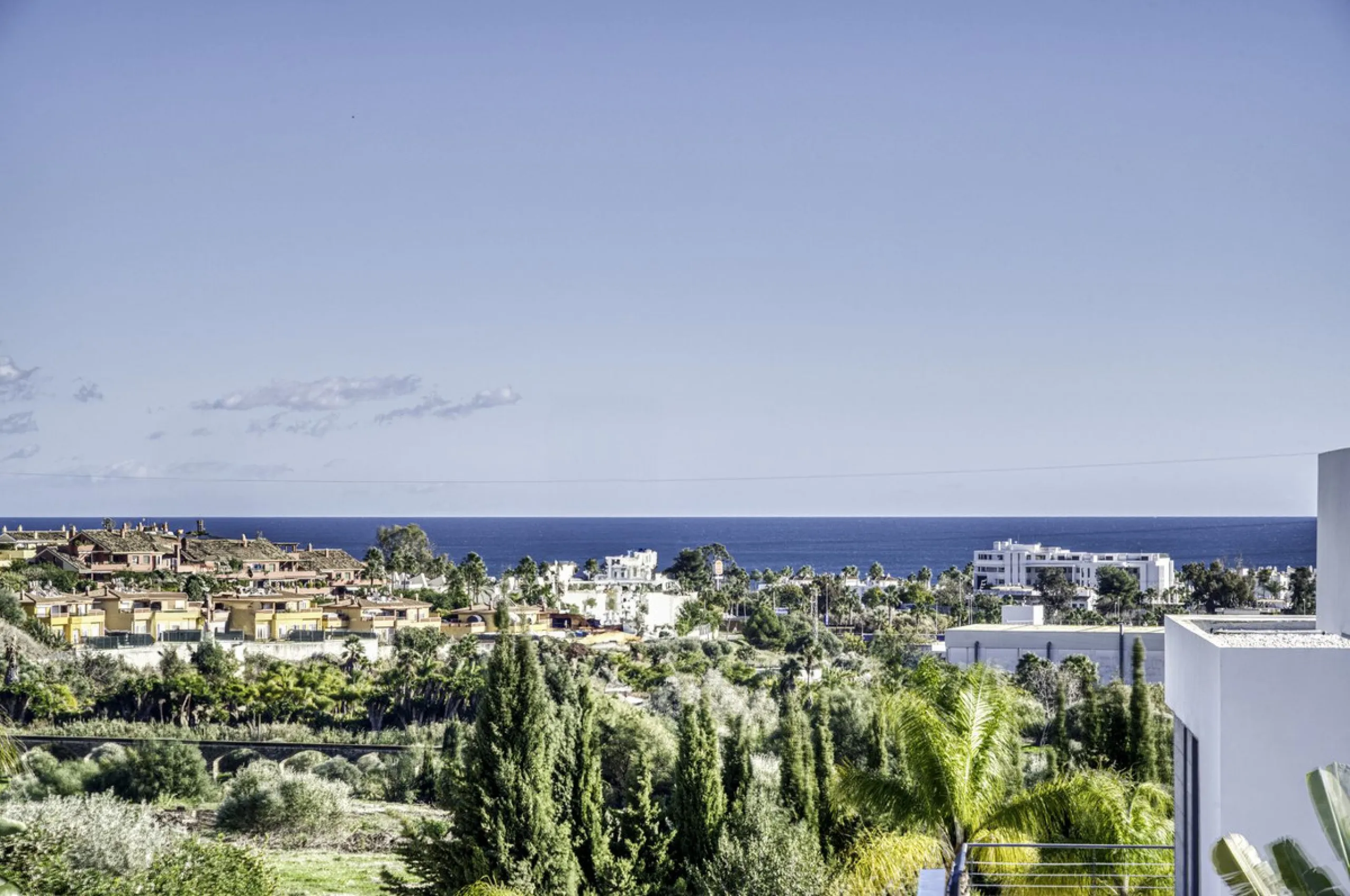 Love at first sight! Impeccable luxury detached villa in a top location. Situated between Marbella and Estepona, with the beaches of Costalita only 5mn away. The best hotel on the coast, Villa Padierna with its restaurants and 2000m2 spa, as well as some 