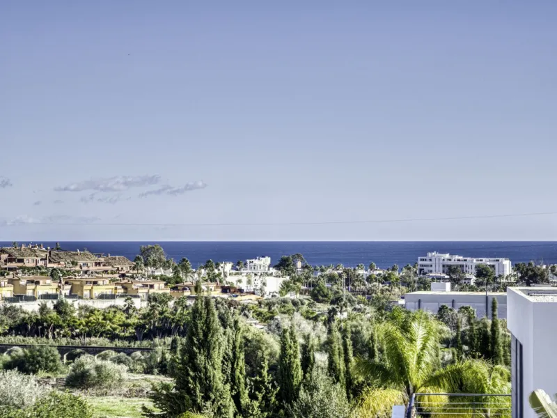 Love at first sight! Impeccable luxury detached villa in a top location. Situated between Marbella and Estepona, with the beaches of Costalita only 5mn away. The best hotel on the coast, Villa Padierna with its restaurants and 2000m2 spa, as well as some 