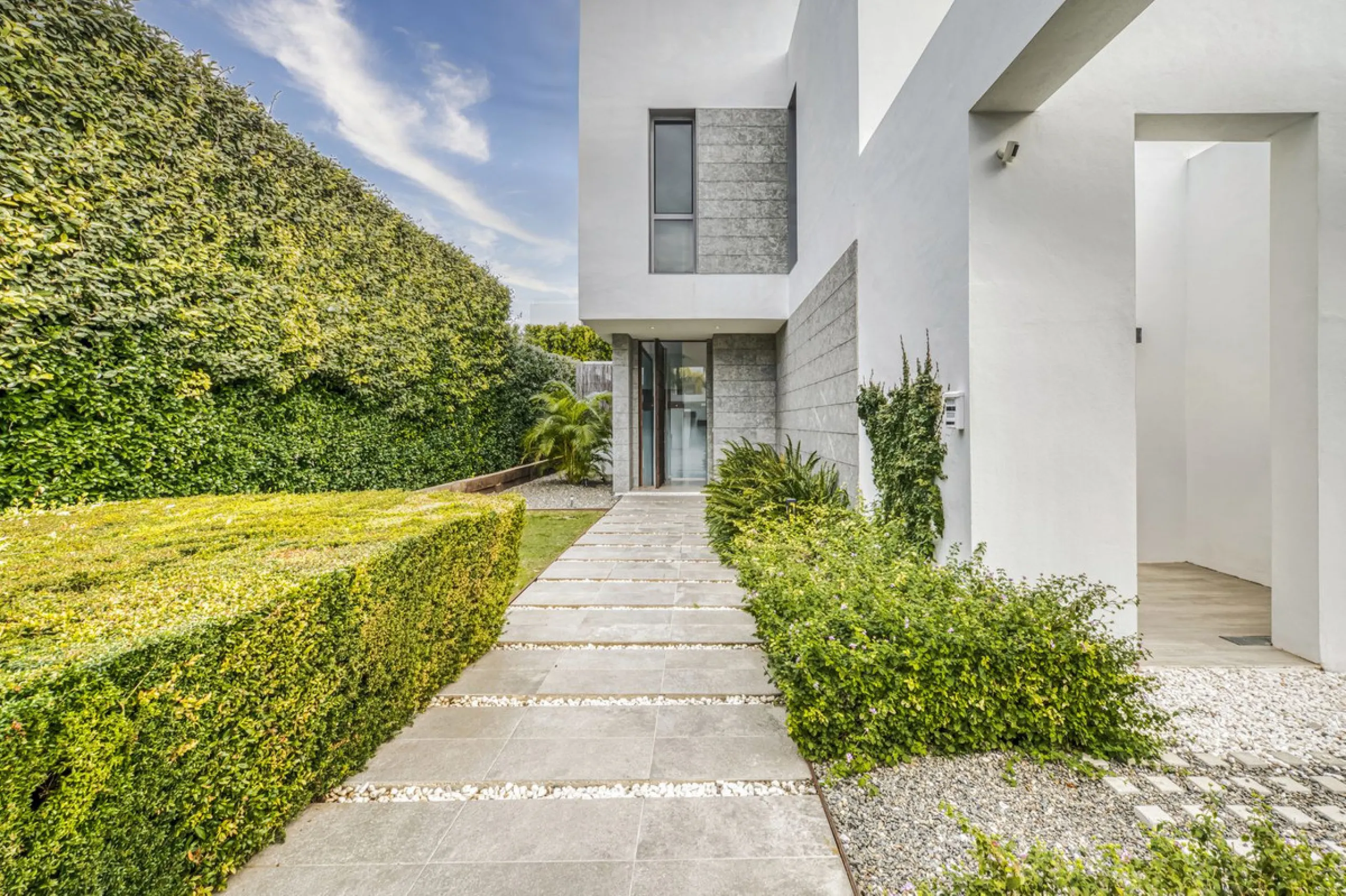 Love at first sight! Impeccable luxury detached villa in a top location. Situated between Marbella and Estepona, with the beaches of Costalita only 5mn away. The best hotel on the coast, Villa Padierna with its restaurants and 2000m2 spa, as well as some 