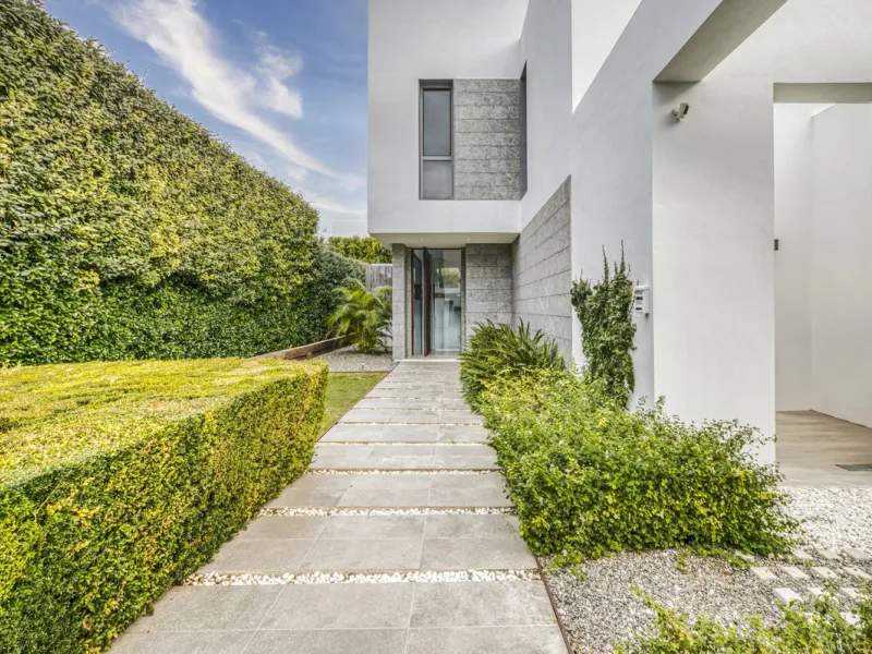 Love at first sight! Impeccable luxury detached villa in a top location. Situated between Marbella and Estepona, with the beaches of Costalita only 5mn away. The best hotel on the coast, Villa Padierna with its restaurants and 2000m2 spa, as well as some 