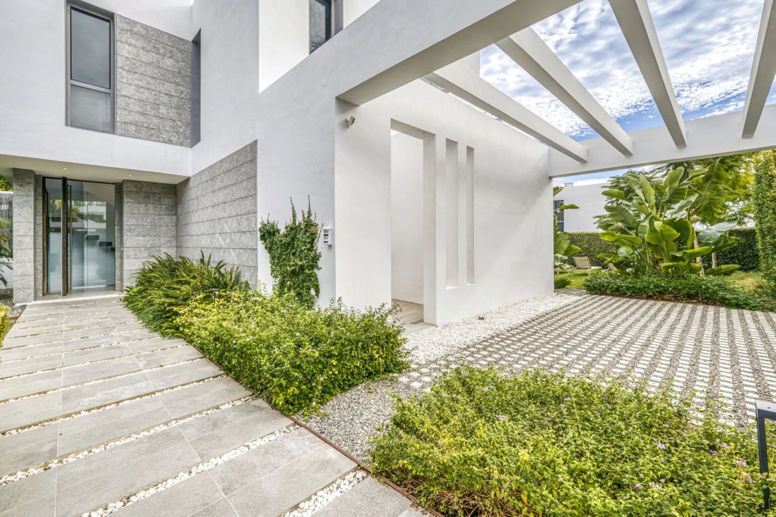 Love at first sight! Impeccable luxury detached villa in a top location. Situated between Marbella and Estepona, with the beaches of Costalita only 5mn away. The best hotel on the coast, Villa Padierna with its restaurants and 2000m2 spa, as well as some 