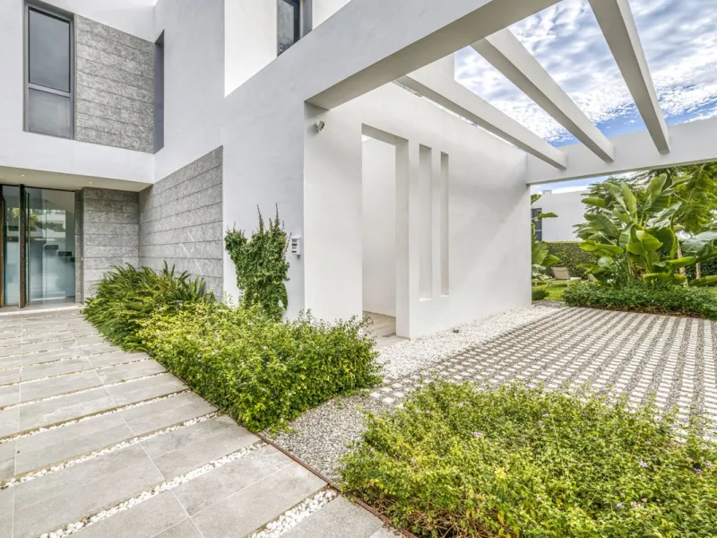 Love at first sight! Impeccable luxury detached villa in a top location. Situated between Marbella and Estepona, with the beaches of Costalita only 5mn away. The best hotel on the coast, Villa Padierna with its restaurants and 2000m2 spa, as well as some 