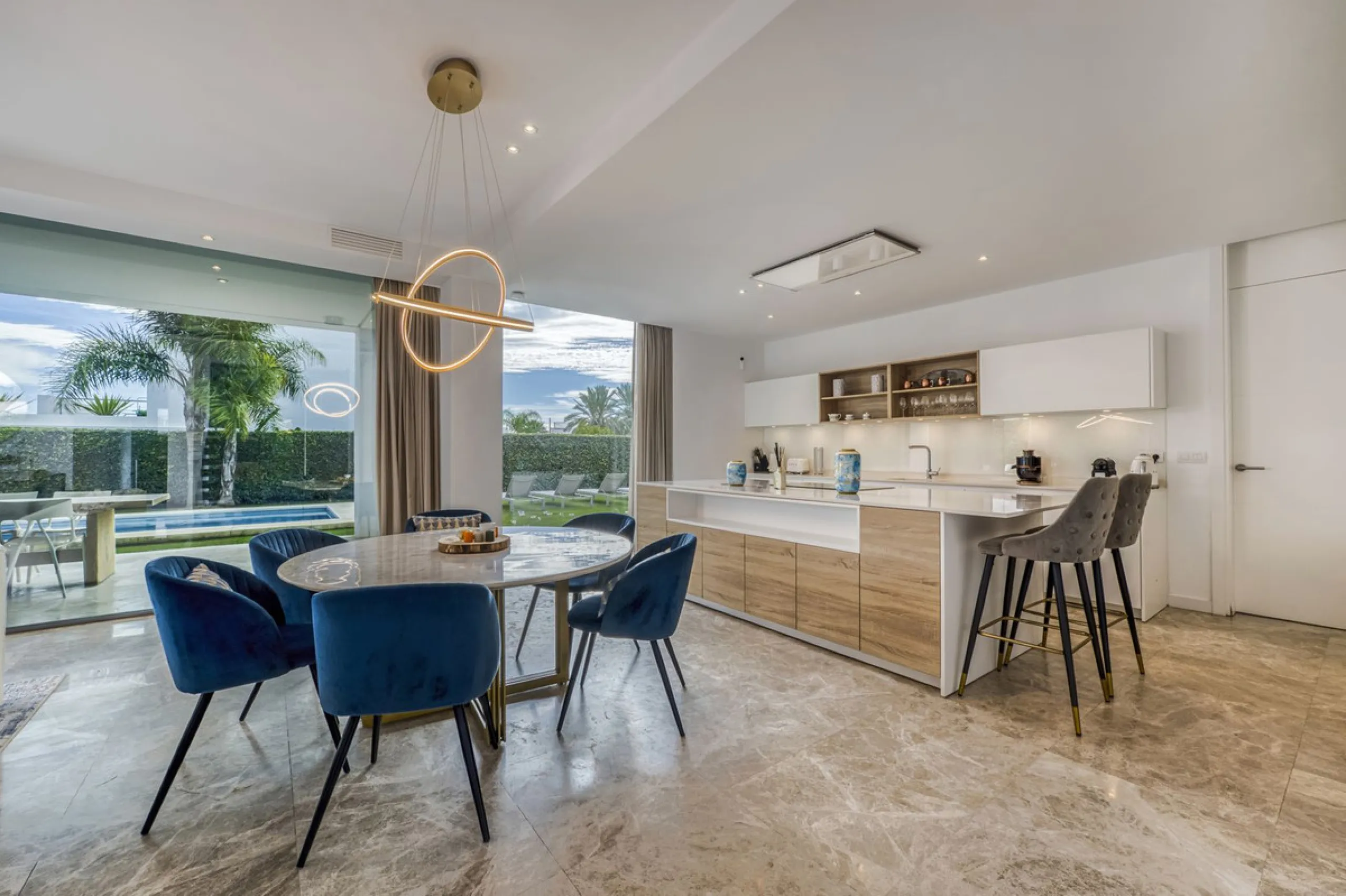 Love at first sight! Impeccable luxury detached villa in a top location. Situated between Marbella and Estepona, with the beaches of Costalita only 5mn away. The best hotel on the coast, Villa Padierna with its restaurants and 2000m2 spa, as well as some 