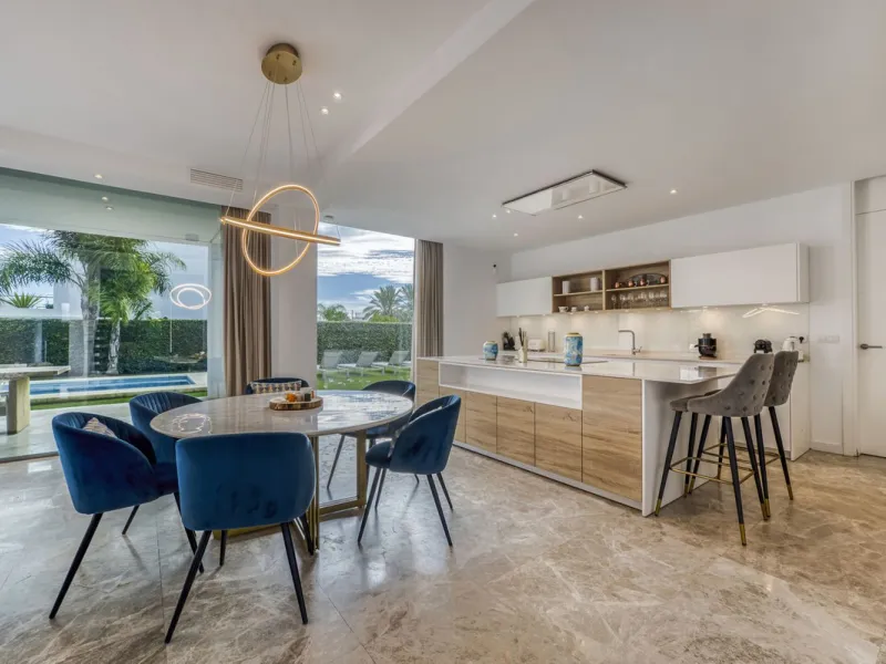 Love at first sight! Impeccable luxury detached villa in a top location. Situated between Marbella and Estepona, with the beaches of Costalita only 5mn away. The best hotel on the coast, Villa Padierna with its restaurants and 2000m2 spa, as well as some 