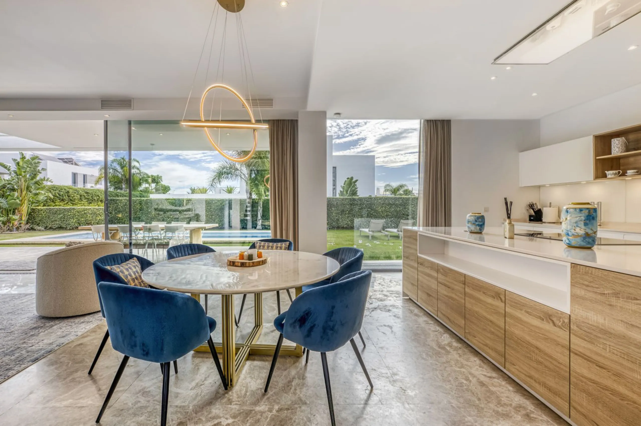 Love at first sight! Impeccable luxury detached villa in a top location. Situated between Marbella and Estepona, with the beaches of Costalita only 5mn away. The best hotel on the coast, Villa Padierna with its restaurants and 2000m2 spa, as well as some 