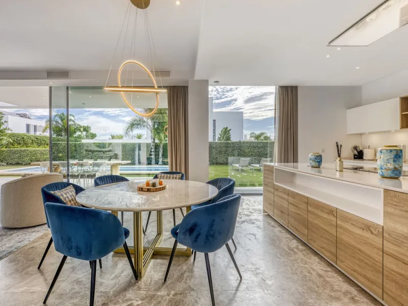 Love at first sight! Impeccable luxury detached villa in a top location. Situated between Marbella and Estepona, with the beaches of Costalita only 5mn away. The best hotel on the coast, Villa Padierna with its restaurants and 2000m2 spa, as well as some 