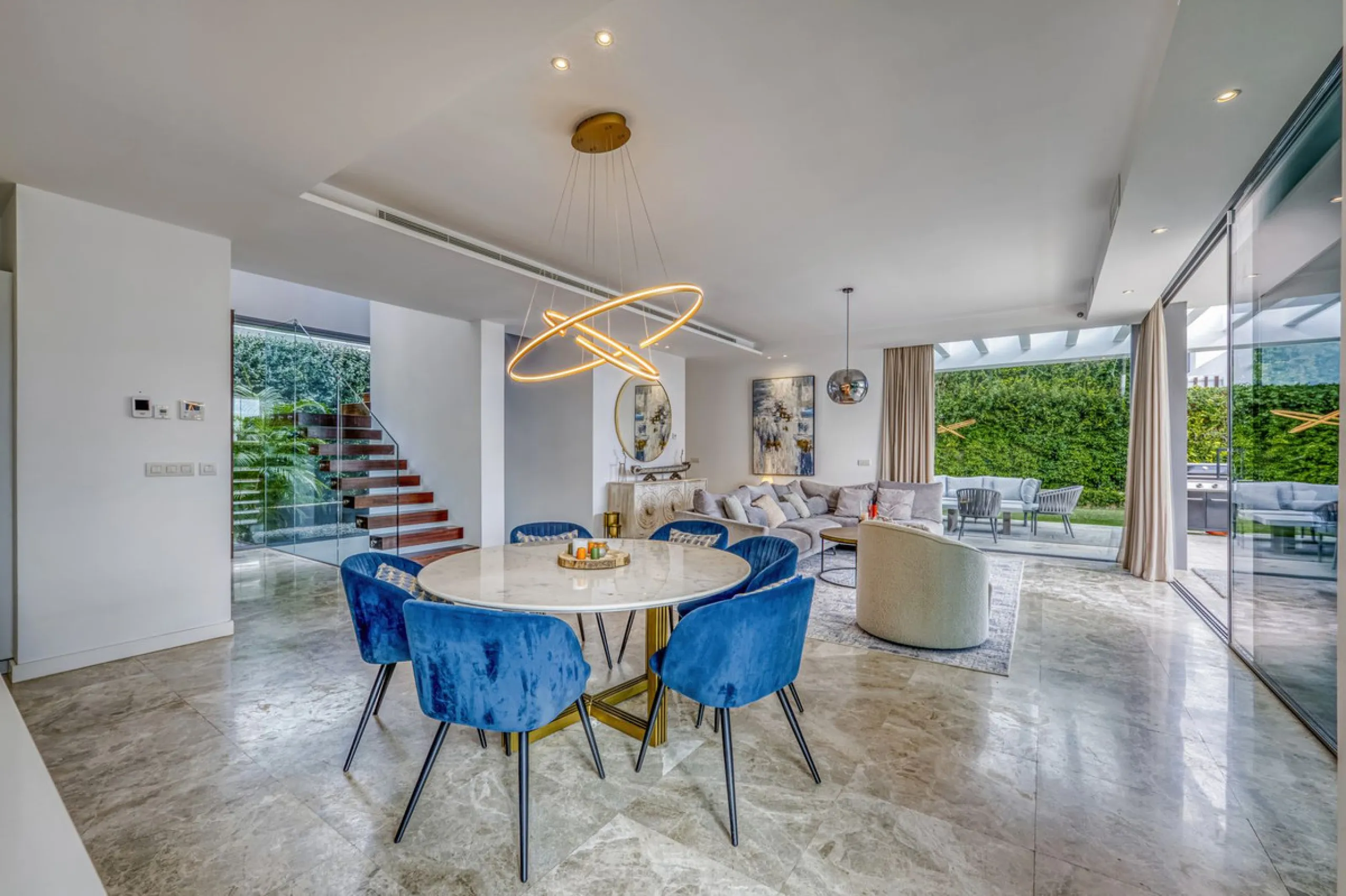 Love at first sight! Impeccable luxury detached villa in a top location. Situated between Marbella and Estepona, with the beaches of Costalita only 5mn away. The best hotel on the coast, Villa Padierna with its restaurants and 2000m2 spa, as well as some 
