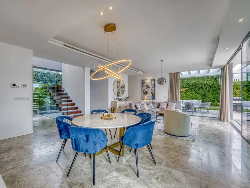 Love at first sight! Impeccable luxury detached villa in a top location. Situated between Marbella and Estepona, with the beaches of Costalita only 5mn away. The best hotel on the coast, Villa Padierna with its restaurants and 2000m2 spa, as well as some 