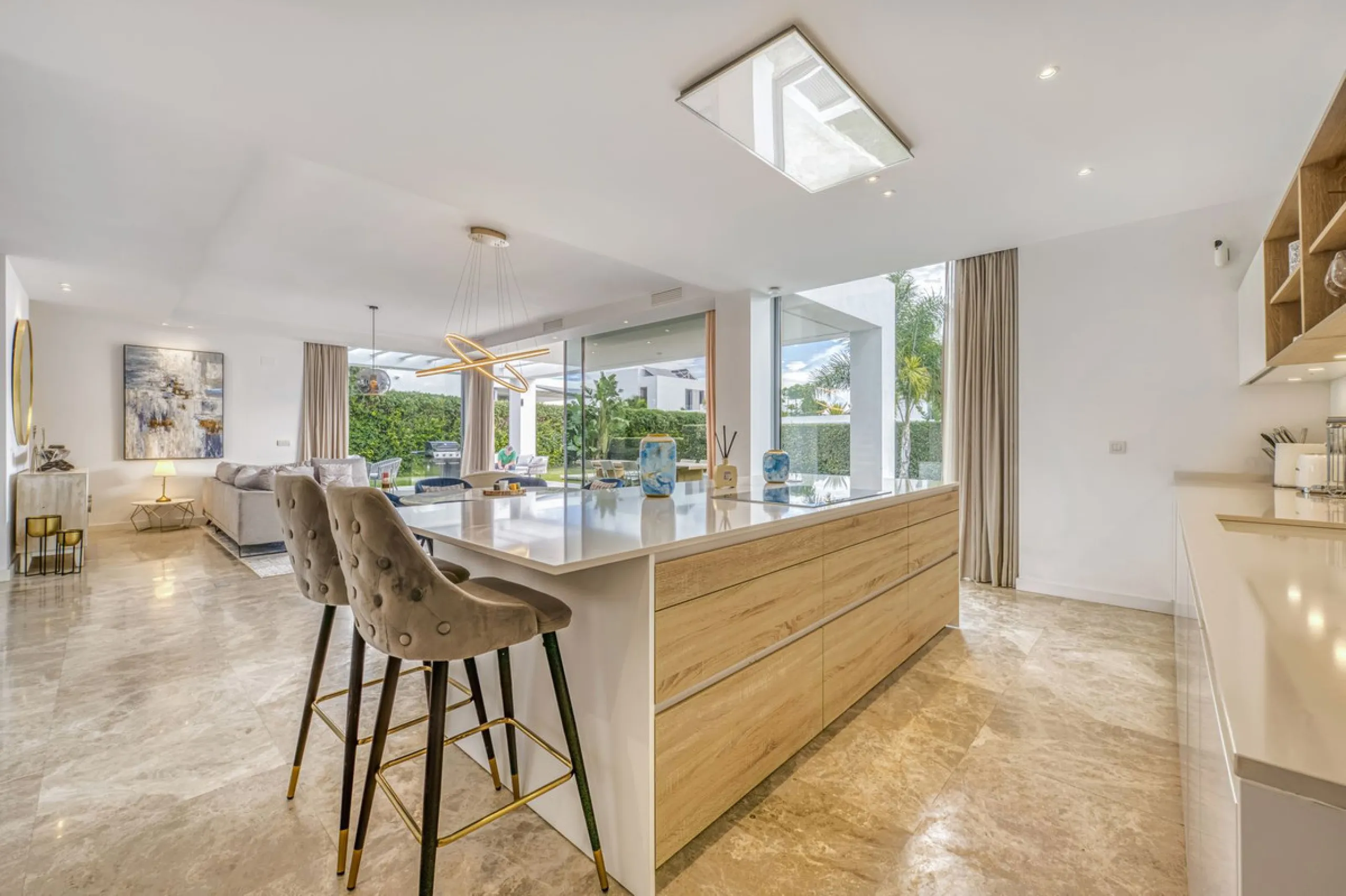 Love at first sight! Impeccable luxury detached villa in a top location. Situated between Marbella and Estepona, with the beaches of Costalita only 5mn away. The best hotel on the coast, Villa Padierna with its restaurants and 2000m2 spa, as well as some 