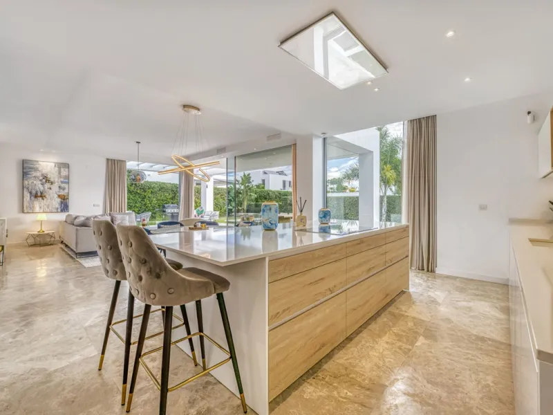 Love at first sight! Impeccable luxury detached villa in a top location. Situated between Marbella and Estepona, with the beaches of Costalita only 5mn away. The best hotel on the coast, Villa Padierna with its restaurants and 2000m2 spa, as well as some 