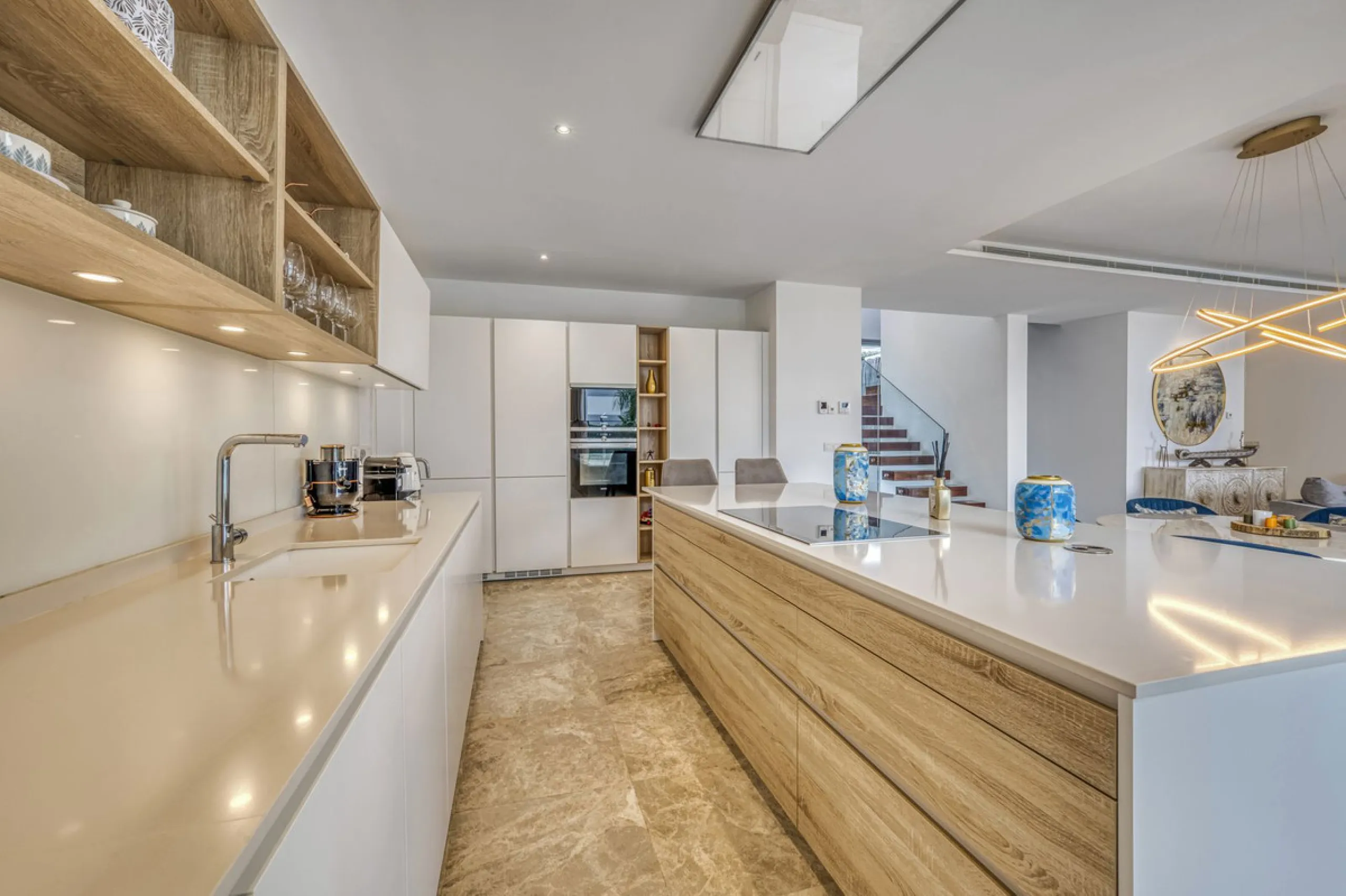 Love at first sight! Impeccable luxury detached villa in a top location. Situated between Marbella and Estepona, with the beaches of Costalita only 5mn away. The best hotel on the coast, Villa Padierna with its restaurants and 2000m2 spa, as well as some 