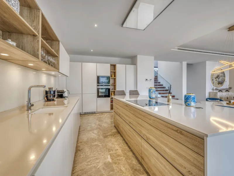 Love at first sight! Impeccable luxury detached villa in a top location. Situated between Marbella and Estepona, with the beaches of Costalita only 5mn away. The best hotel on the coast, Villa Padierna with its restaurants and 2000m2 spa, as well as some 