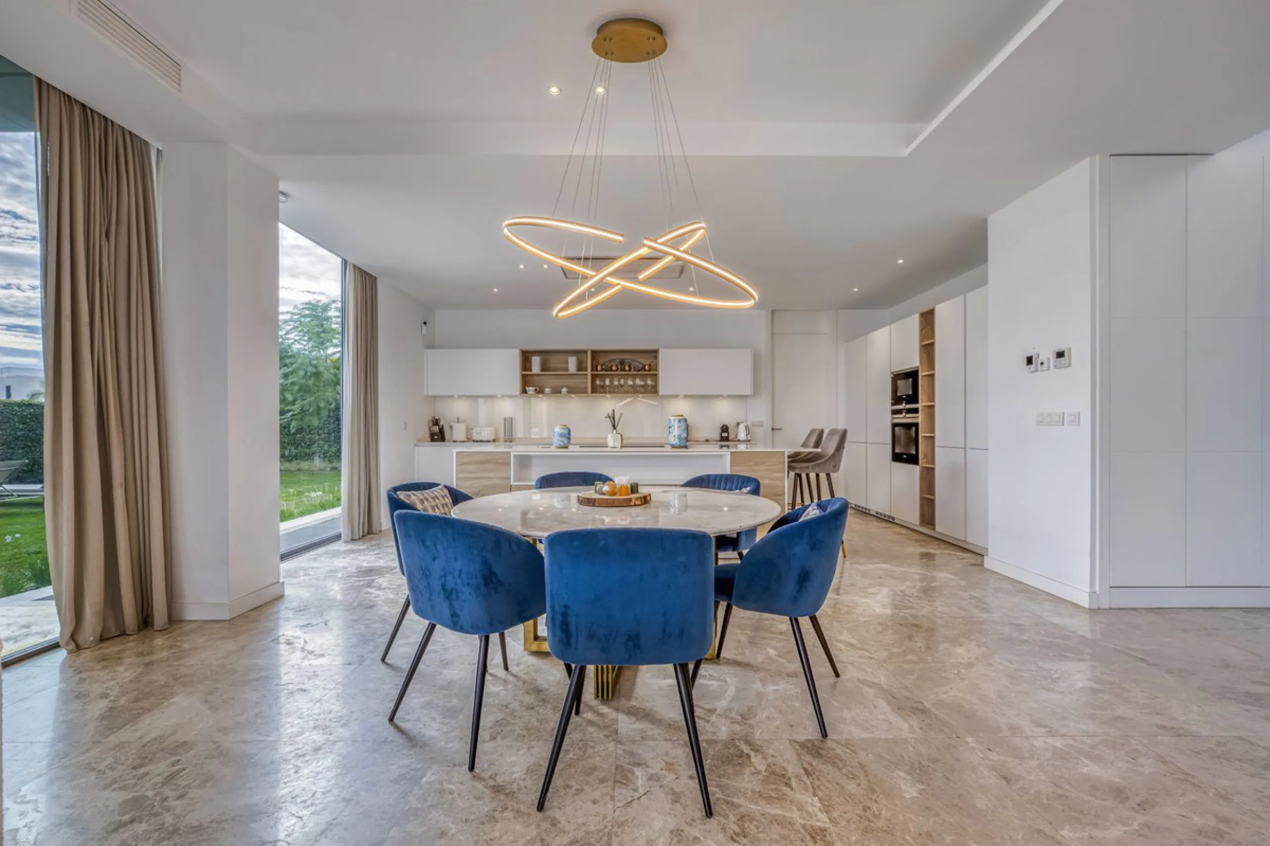 Love at first sight! Impeccable luxury detached villa in a top location. Situated between Marbella and Estepona, with the beaches of Costalita only 5mn away. The best hotel on the coast, Villa Padierna with its restaurants and 2000m2 spa, as well as some 