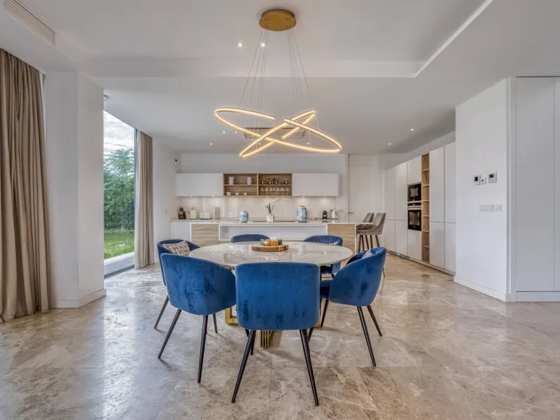 Love at first sight! Impeccable luxury detached villa in a top location. Situated between Marbella and Estepona, with the beaches of Costalita only 5mn away. The best hotel on the coast, Villa Padierna with its restaurants and 2000m2 spa, as well as some 