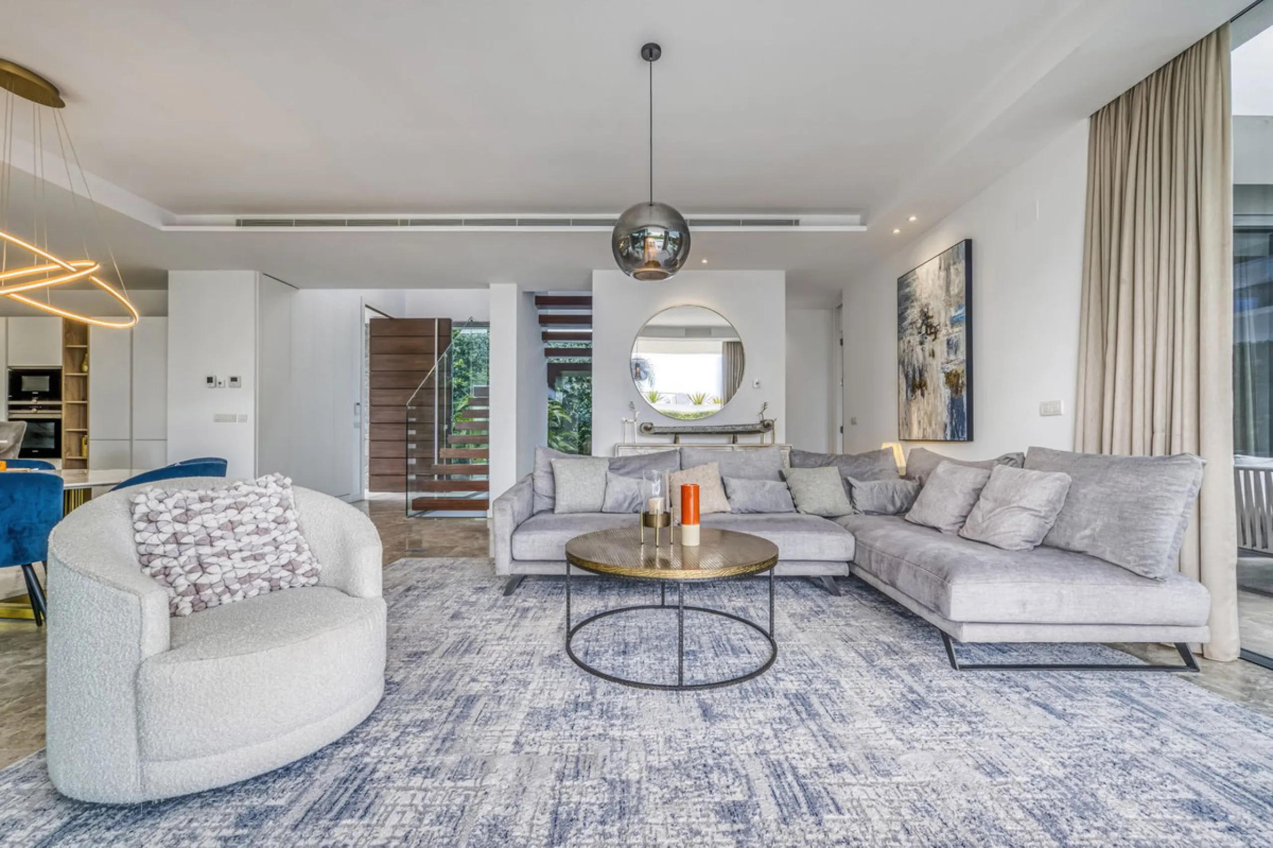 Love at first sight! Impeccable luxury detached villa in a top location. Situated between Marbella and Estepona, with the beaches of Costalita only 5mn away. The best hotel on the coast, Villa Padierna with its restaurants and 2000m2 spa, as well as some 