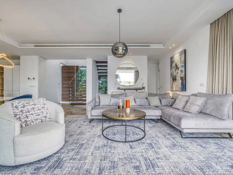 Love at first sight! Impeccable luxury detached villa in a top location. Situated between Marbella and Estepona, with the beaches of Costalita only 5mn away. The best hotel on the coast, Villa Padierna with its restaurants and 2000m2 spa, as well as some 