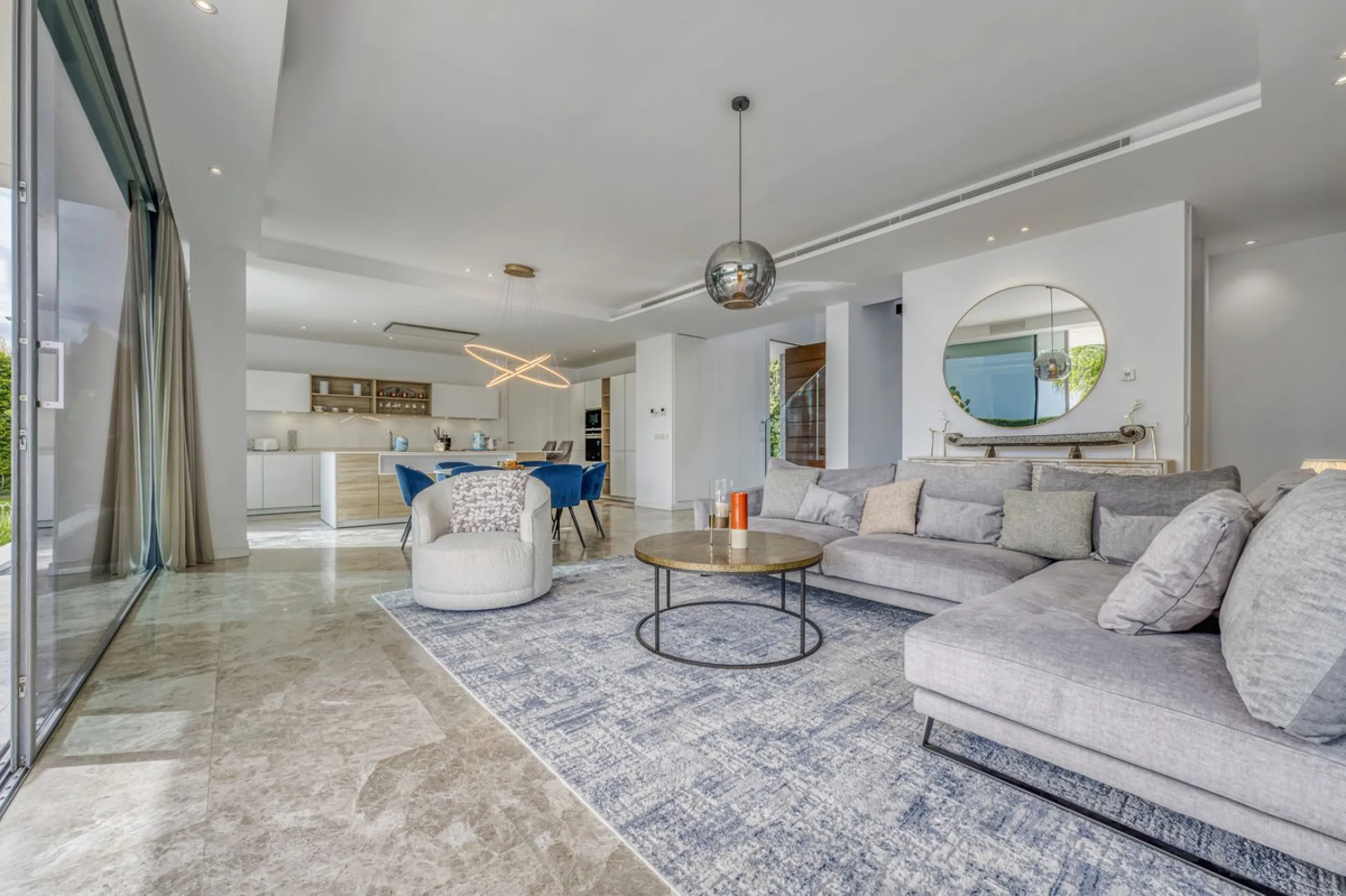 Love at first sight! Impeccable luxury detached villa in a top location. Situated between Marbella and Estepona, with the beaches of Costalita only 5mn away. The best hotel on the coast, Villa Padierna with its restaurants and 2000m2 spa, as well as some 