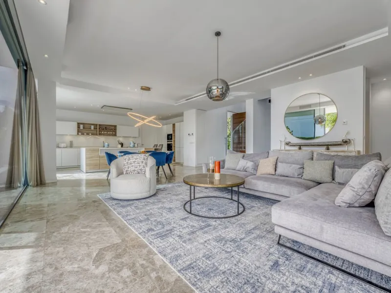 Love at first sight! Impeccable luxury detached villa in a top location. Situated between Marbella and Estepona, with the beaches of Costalita only 5mn away. The best hotel on the coast, Villa Padierna with its restaurants and 2000m2 spa, as well as some 