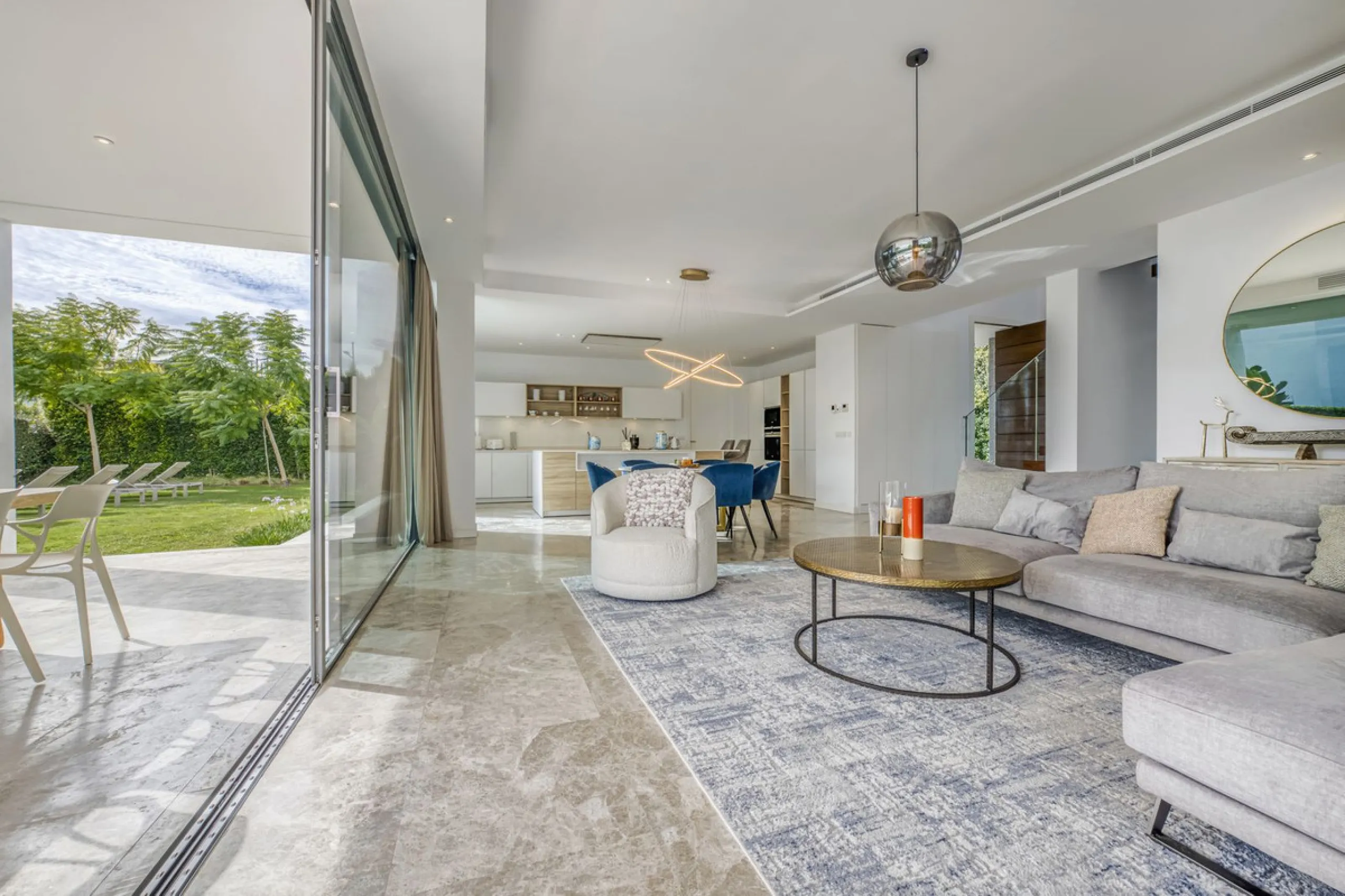 Love at first sight! Impeccable luxury detached villa in a top location. Situated between Marbella and Estepona, with the beaches of Costalita only 5mn away. The best hotel on the coast, Villa Padierna with its restaurants and 2000m2 spa, as well as some 