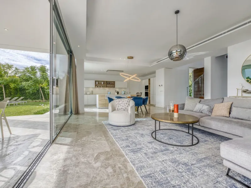 Love at first sight! Impeccable luxury detached villa in a top location. Situated between Marbella and Estepona, with the beaches of Costalita only 5mn away. The best hotel on the coast, Villa Padierna with its restaurants and 2000m2 spa, as well as some 