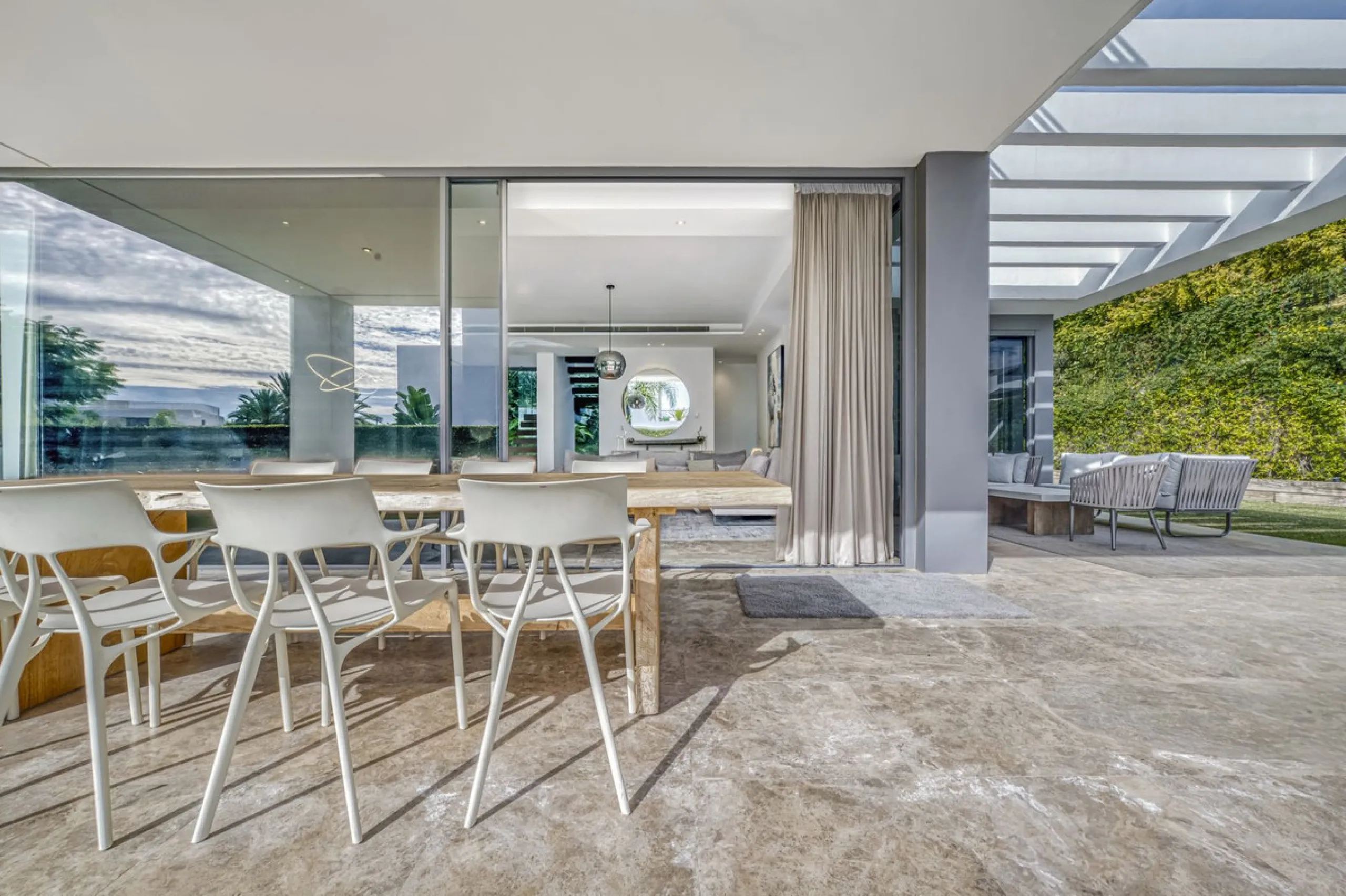 Love at first sight! Impeccable luxury detached villa in a top location. Situated between Marbella and Estepona, with the beaches of Costalita only 5mn away. The best hotel on the coast, Villa Padierna with its restaurants and 2000m2 spa, as well as some 
