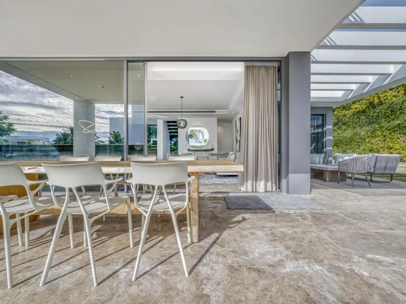 Love at first sight! Impeccable luxury detached villa in a top location. Situated between Marbella and Estepona, with the beaches of Costalita only 5mn away. The best hotel on the coast, Villa Padierna with its restaurants and 2000m2 spa, as well as some 