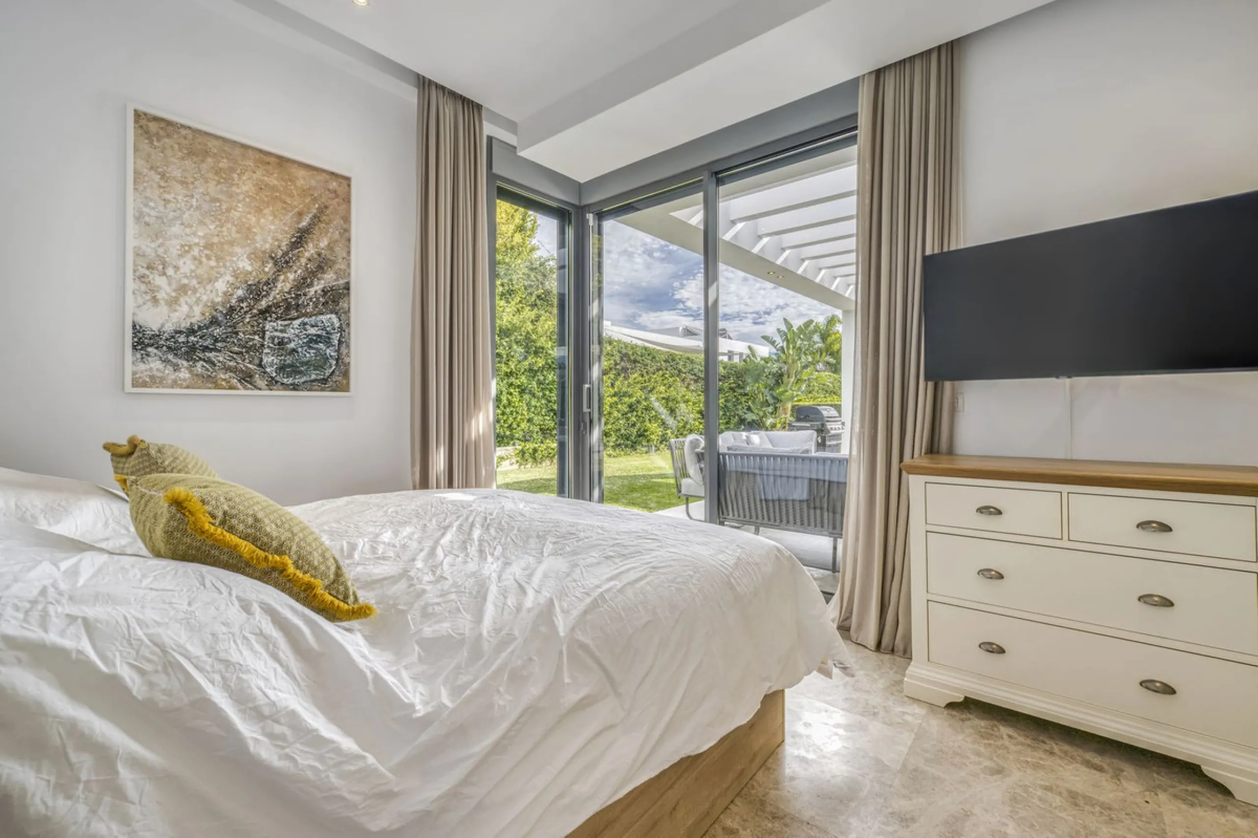 Love at first sight! Impeccable luxury detached villa in a top location. Situated between Marbella and Estepona, with the beaches of Costalita only 5mn away. The best hotel on the coast, Villa Padierna with its restaurants and 2000m2 spa, as well as some 