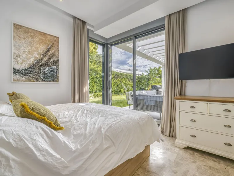 Love at first sight! Impeccable luxury detached villa in a top location. Situated between Marbella and Estepona, with the beaches of Costalita only 5mn away. The best hotel on the coast, Villa Padierna with its restaurants and 2000m2 spa, as well as some 