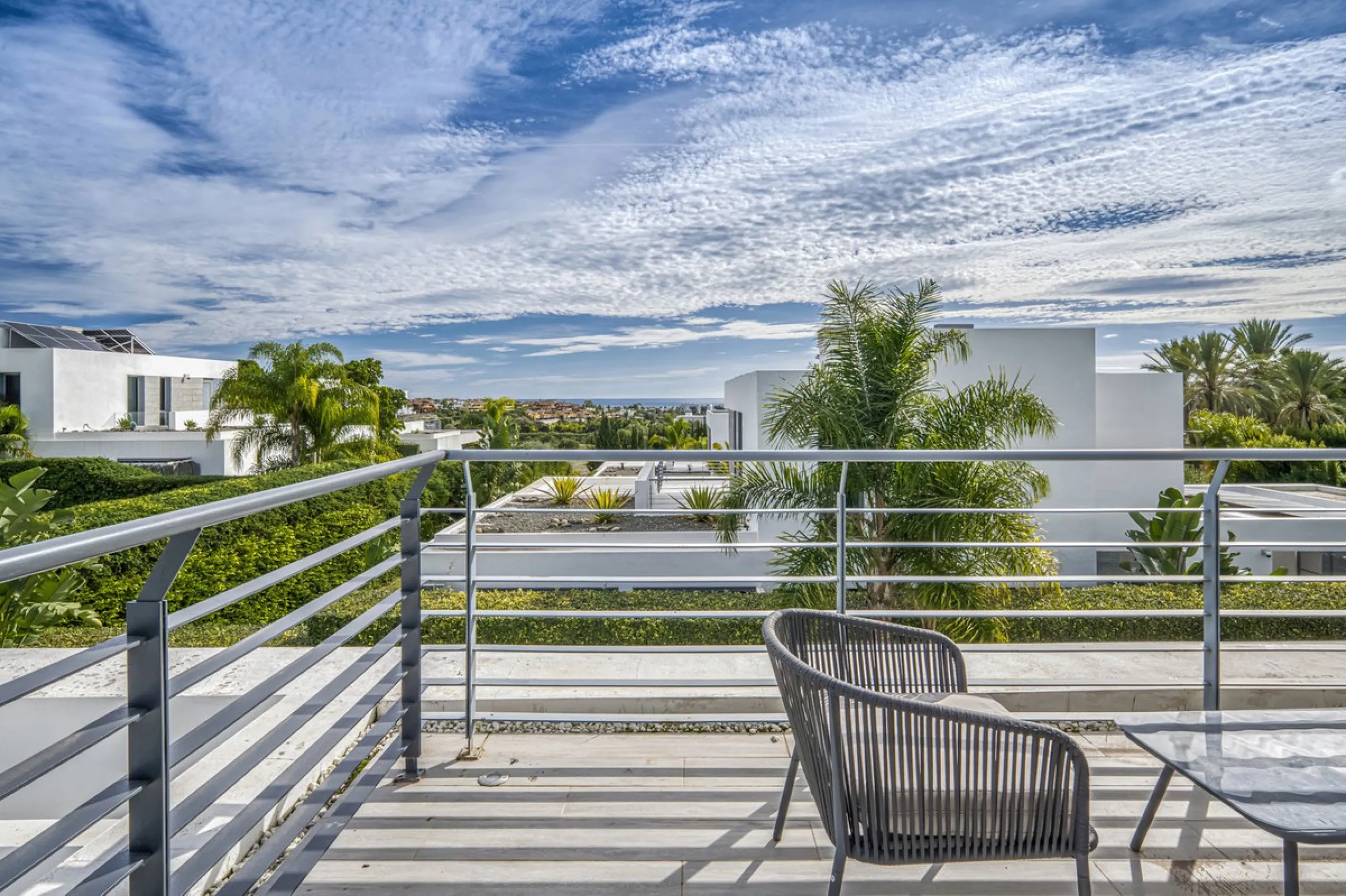 Love at first sight! Impeccable luxury detached villa in a top location. Situated between Marbella and Estepona, with the beaches of Costalita only 5mn away. The best hotel on the coast, Villa Padierna with its restaurants and 2000m2 spa, as well as some 