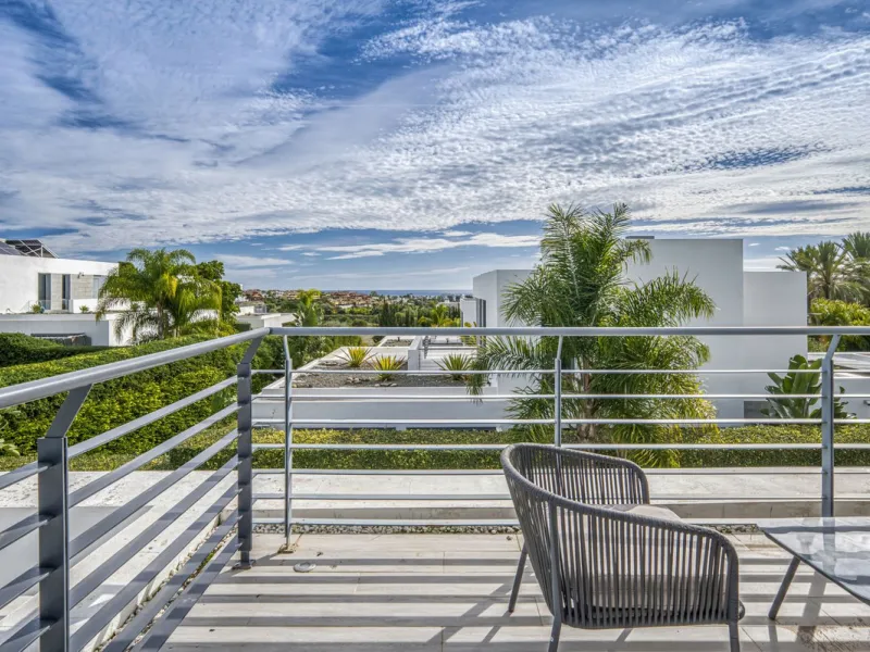 Love at first sight! Impeccable luxury detached villa in a top location. Situated between Marbella and Estepona, with the beaches of Costalita only 5mn away. The best hotel on the coast, Villa Padierna with its restaurants and 2000m2 spa, as well as some 