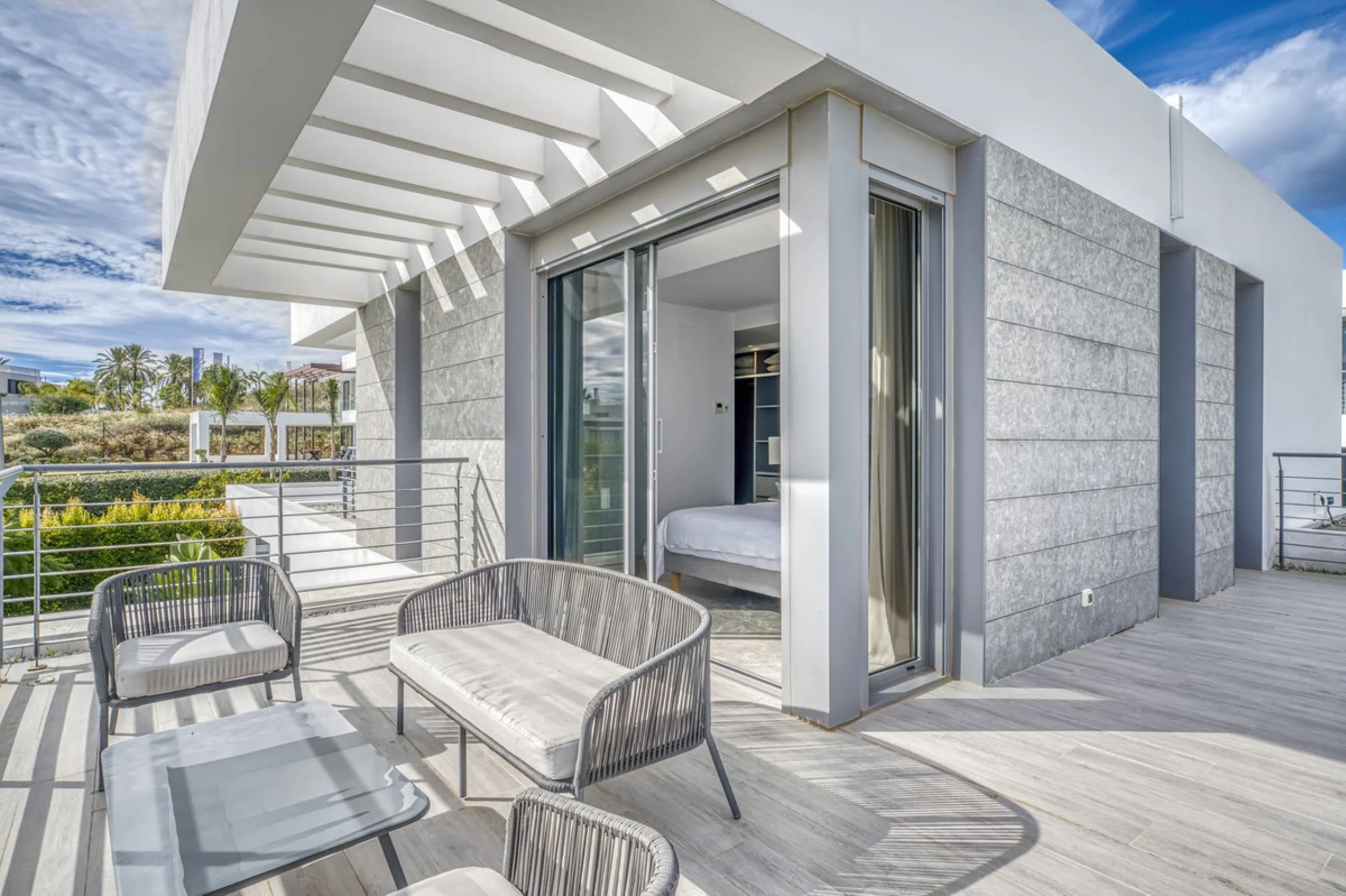 Love at first sight! Impeccable luxury detached villa in a top location. Situated between Marbella and Estepona, with the beaches of Costalita only 5mn away. The best hotel on the coast, Villa Padierna with its restaurants and 2000m2 spa, as well as some 