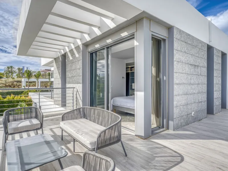 Love at first sight! Impeccable luxury detached villa in a top location. Situated between Marbella and Estepona, with the beaches of Costalita only 5mn away. The best hotel on the coast, Villa Padierna with its restaurants and 2000m2 spa, as well as some 