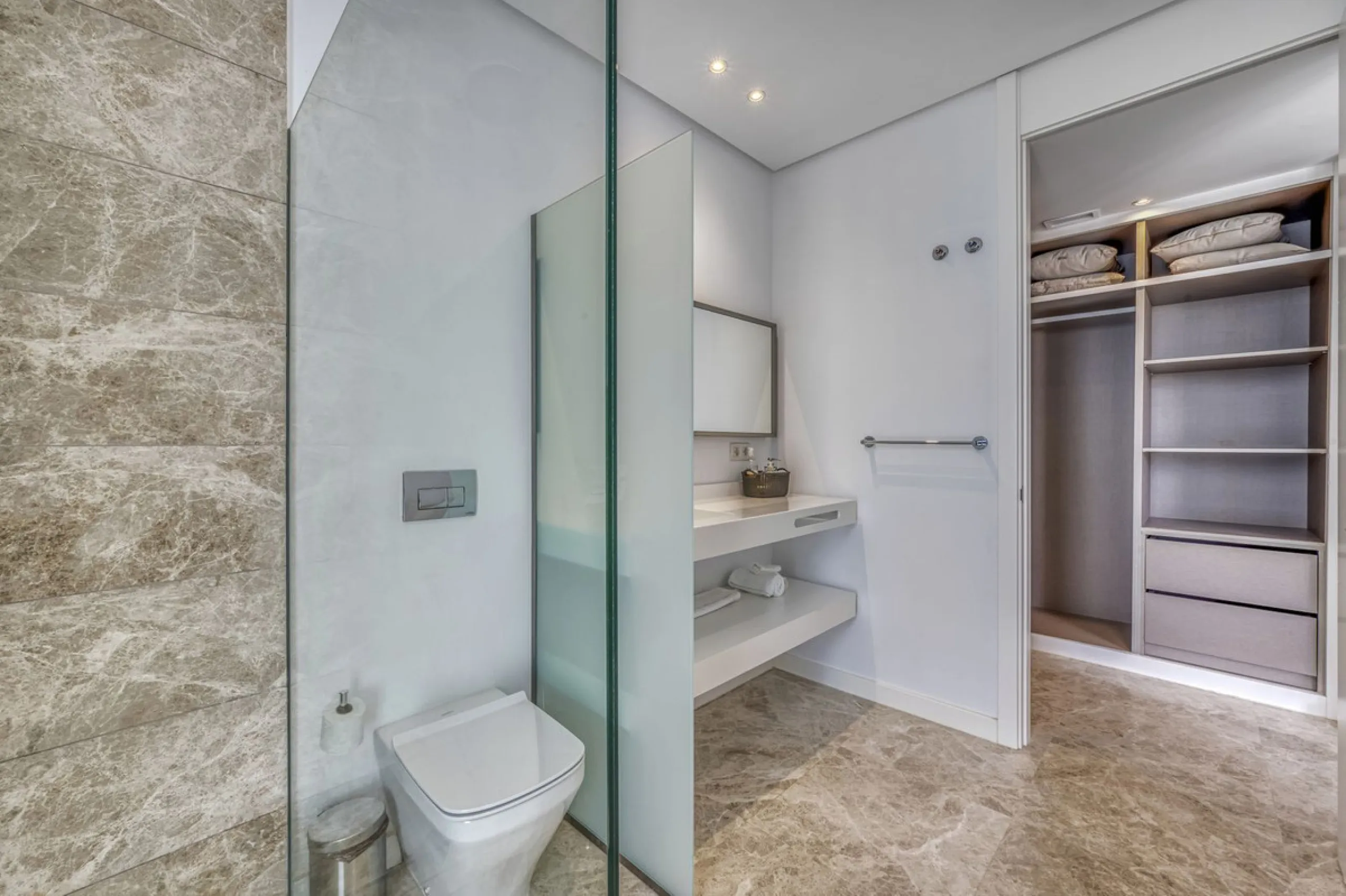 Love at first sight! Impeccable luxury detached villa in a top location. Situated between Marbella and Estepona, with the beaches of Costalita only 5mn away. The best hotel on the coast, Villa Padierna with its restaurants and 2000m2 spa, as well as some 