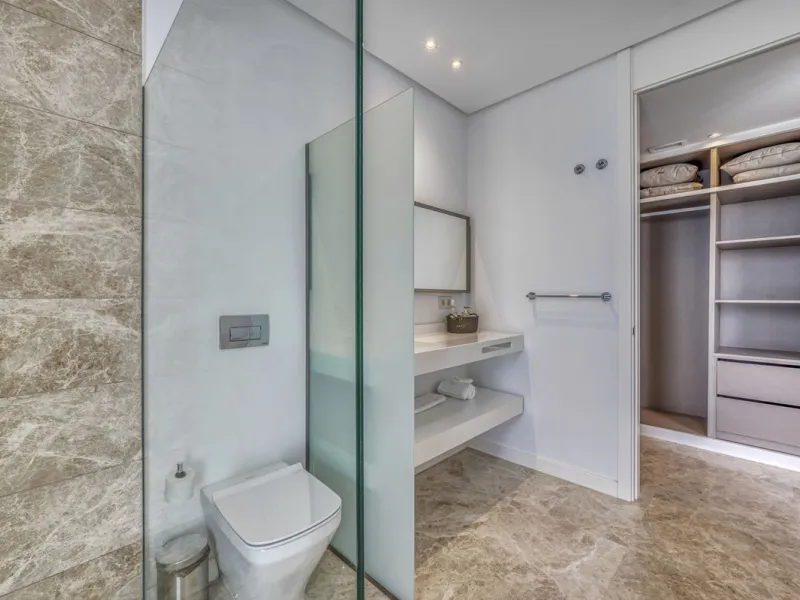 Love at first sight! Impeccable luxury detached villa in a top location. Situated between Marbella and Estepona, with the beaches of Costalita only 5mn away. The best hotel on the coast, Villa Padierna with its restaurants and 2000m2 spa, as well as some 