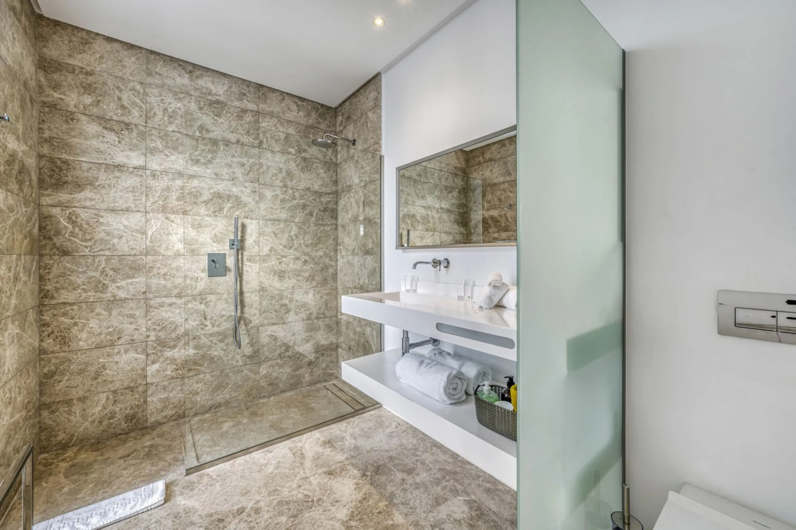 Love at first sight! Impeccable luxury detached villa in a top location. Situated between Marbella and Estepona, with the beaches of Costalita only 5mn away. The best hotel on the coast, Villa Padierna with its restaurants and 2000m2 spa, as well as some 