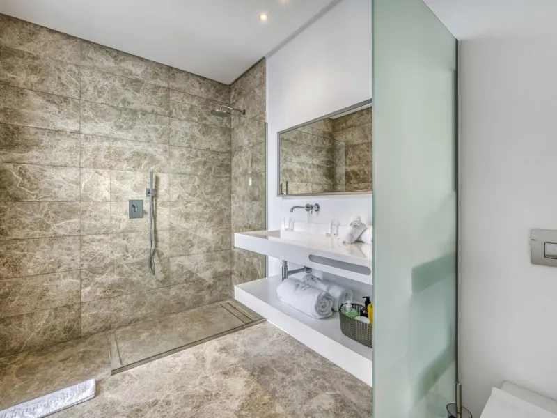 Love at first sight! Impeccable luxury detached villa in a top location. Situated between Marbella and Estepona, with the beaches of Costalita only 5mn away. The best hotel on the coast, Villa Padierna with its restaurants and 2000m2 spa, as well as some 