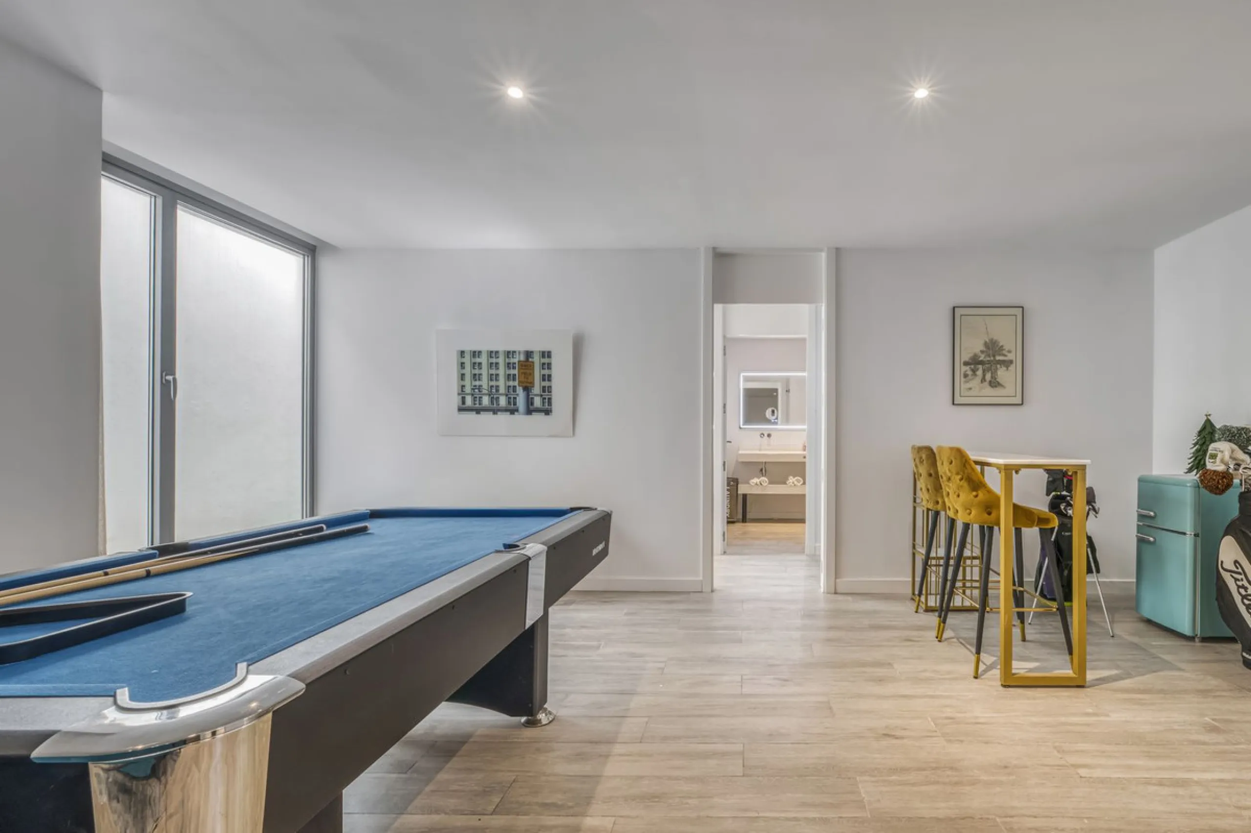 Love at first sight! Impeccable luxury detached villa in a top location. Situated between Marbella and Estepona, with the beaches of Costalita only 5mn away. The best hotel on the coast, Villa Padierna with its restaurants and 2000m2 spa, as well as some 