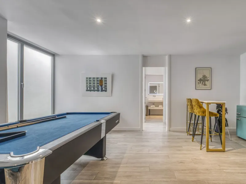 Love at first sight! Impeccable luxury detached villa in a top location. Situated between Marbella and Estepona, with the beaches of Costalita only 5mn away. The best hotel on the coast, Villa Padierna with its restaurants and 2000m2 spa, as well as some 