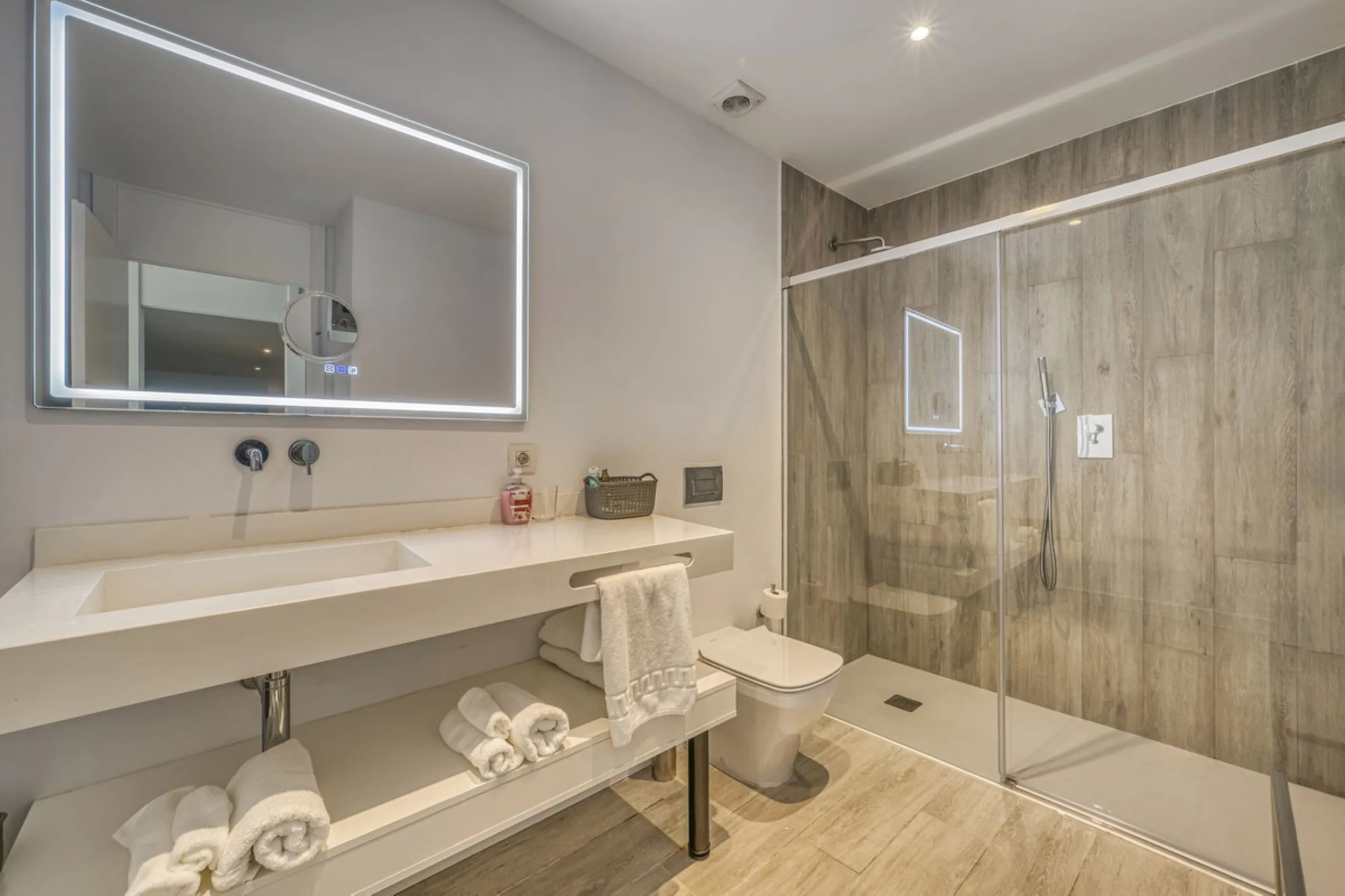 Love at first sight! Impeccable luxury detached villa in a top location. Situated between Marbella and Estepona, with the beaches of Costalita only 5mn away. The best hotel on the coast, Villa Padierna with its restaurants and 2000m2 spa, as well as some 
