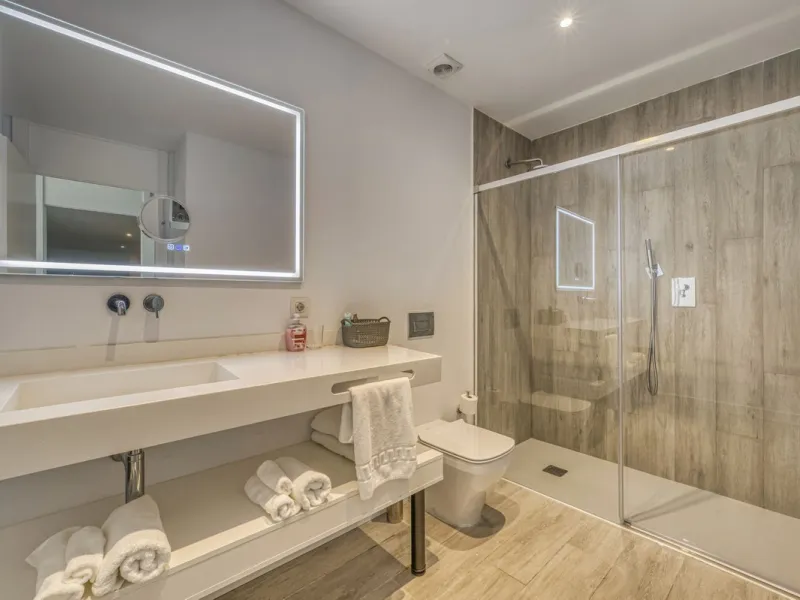 Love at first sight! Impeccable luxury detached villa in a top location. Situated between Marbella and Estepona, with the beaches of Costalita only 5mn away. The best hotel on the coast, Villa Padierna with its restaurants and 2000m2 spa, as well as some 