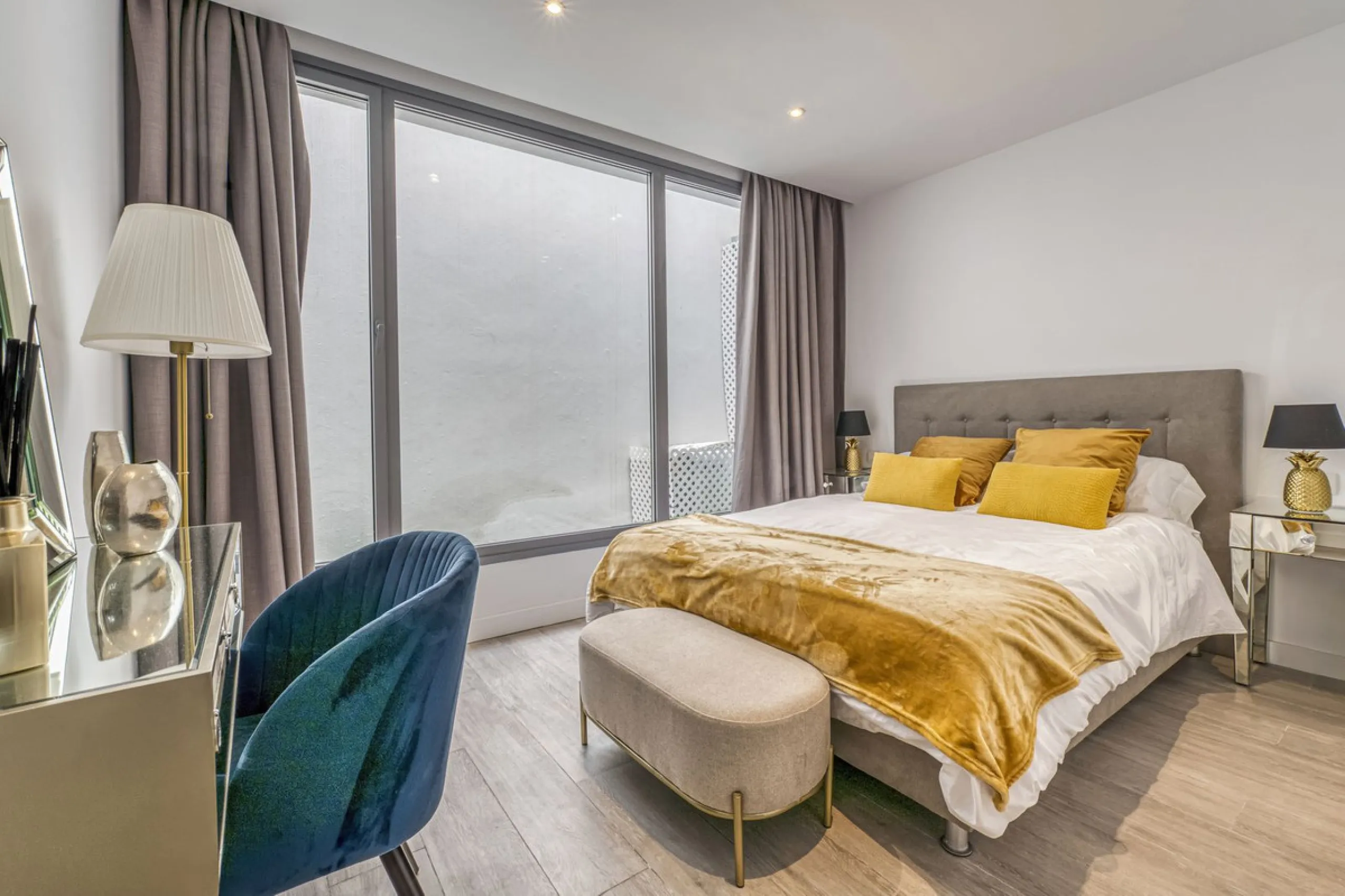 Love at first sight! Impeccable luxury detached villa in a top location. Situated between Marbella and Estepona, with the beaches of Costalita only 5mn away. The best hotel on the coast, Villa Padierna with its restaurants and 2000m2 spa, as well as some 