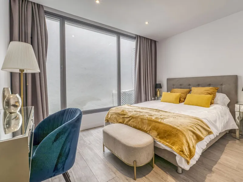 Love at first sight! Impeccable luxury detached villa in a top location. Situated between Marbella and Estepona, with the beaches of Costalita only 5mn away. The best hotel on the coast, Villa Padierna with its restaurants and 2000m2 spa, as well as some 