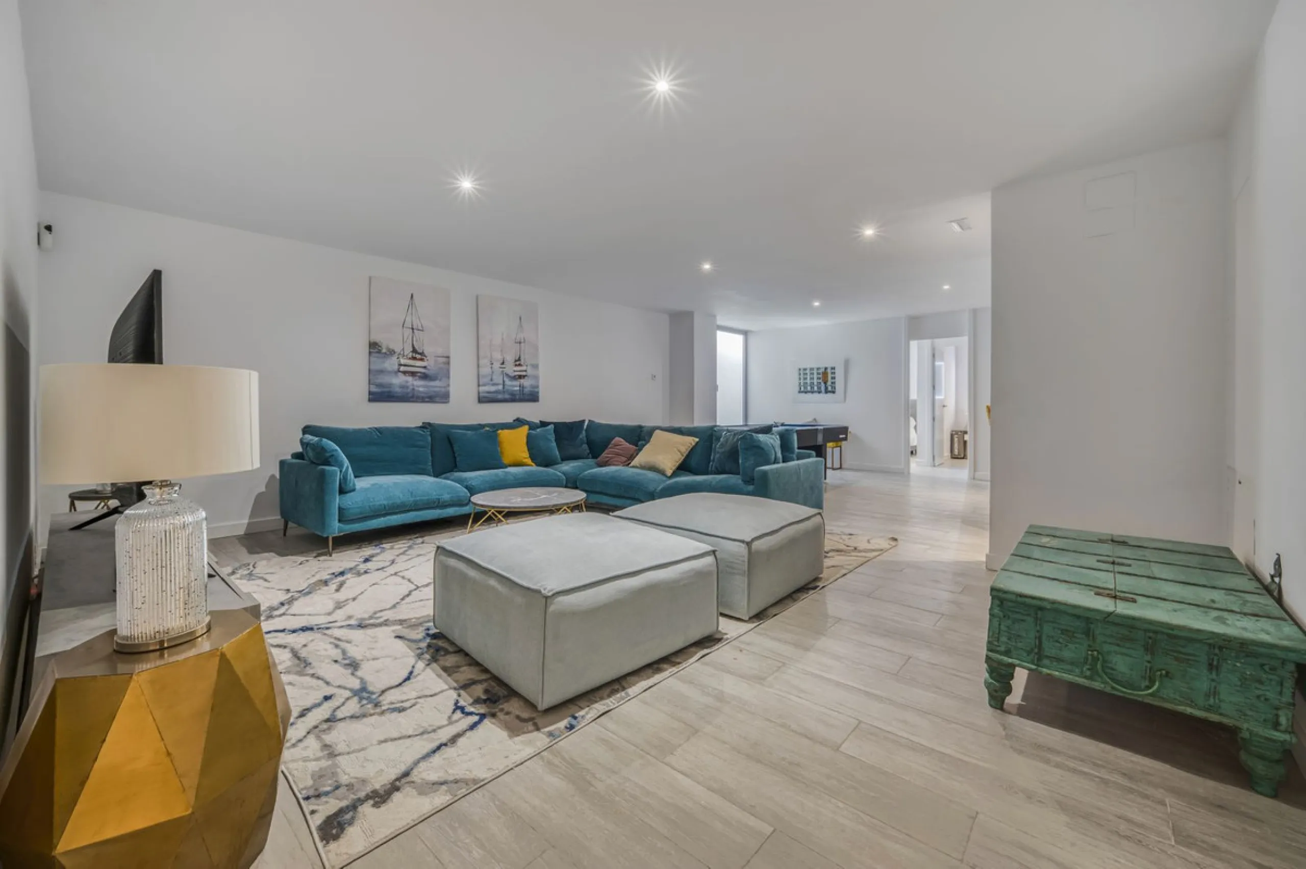 Love at first sight! Impeccable luxury detached villa in a top location. Situated between Marbella and Estepona, with the beaches of Costalita only 5mn away. The best hotel on the coast, Villa Padierna with its restaurants and 2000m2 spa, as well as some 