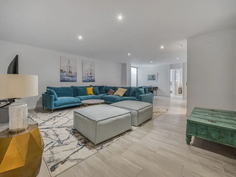 Love at first sight! Impeccable luxury detached villa in a top location. Situated between Marbella and Estepona, with the beaches of Costalita only 5mn away. The best hotel on the coast, Villa Padierna with its restaurants and 2000m2 spa, as well as some 