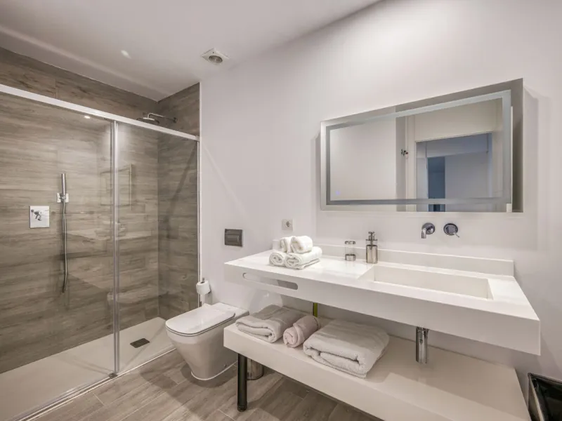 Love at first sight! Impeccable luxury detached villa in a top location. Situated between Marbella and Estepona, with the beaches of Costalita only 5mn away. The best hotel on the coast, Villa Padierna with its restaurants and 2000m2 spa, as well as some 