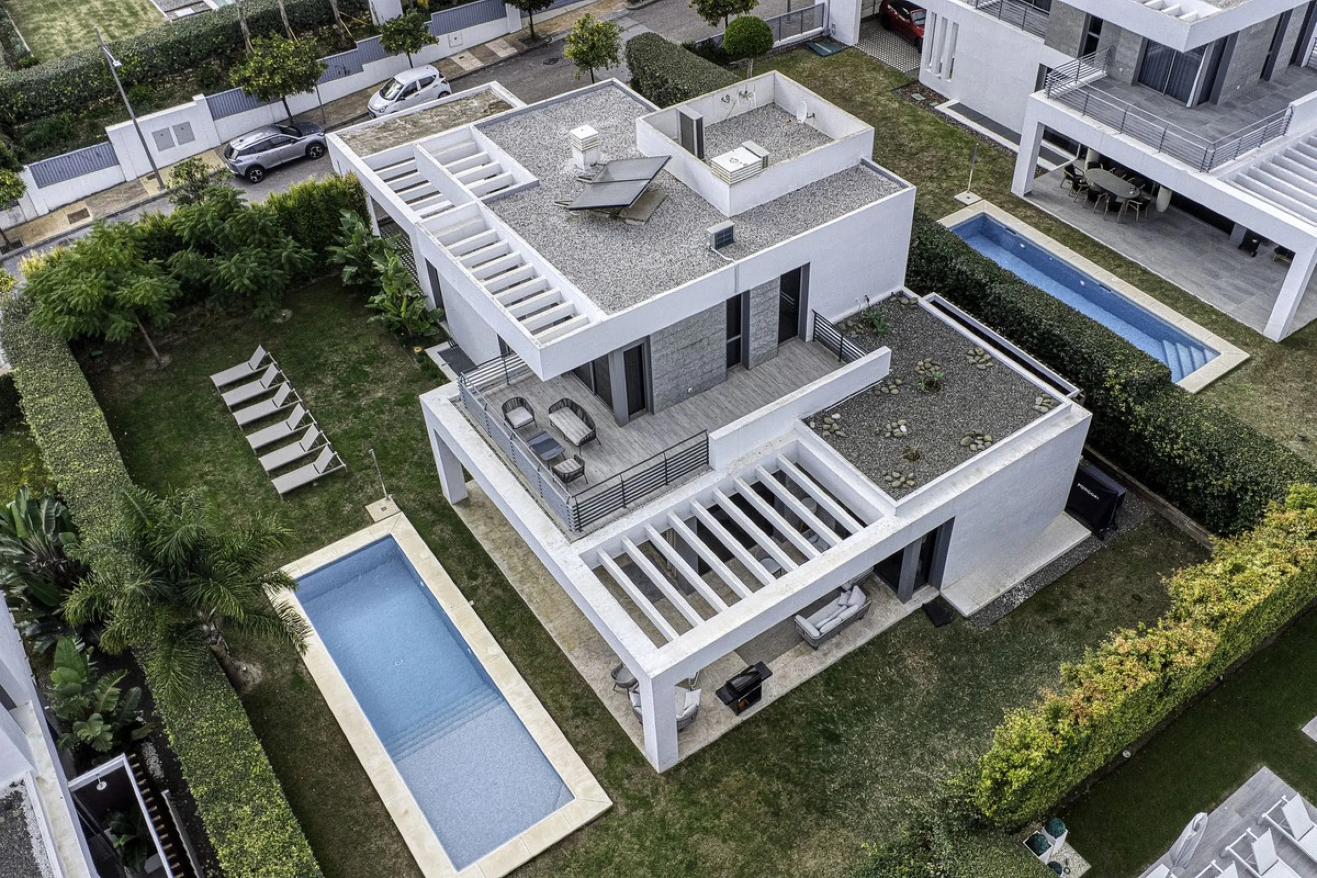 Love at first sight! Impeccable luxury detached villa in a top location. Situated between Marbella and Estepona, with the beaches of Costalita only 5mn away. The best hotel on the coast, Villa Padierna with its restaurants and 2000m2 spa, as well as some 