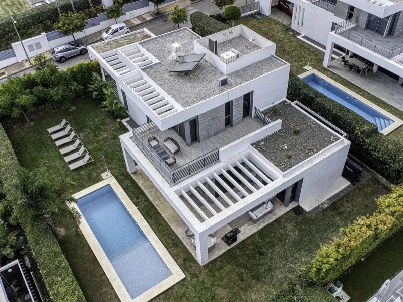 Love at first sight! Impeccable luxury detached villa in a top location. Situated between Marbella and Estepona, with the beaches of Costalita only 5mn away. The best hotel on the coast, Villa Padierna with its restaurants and 2000m2 spa, as well as some 