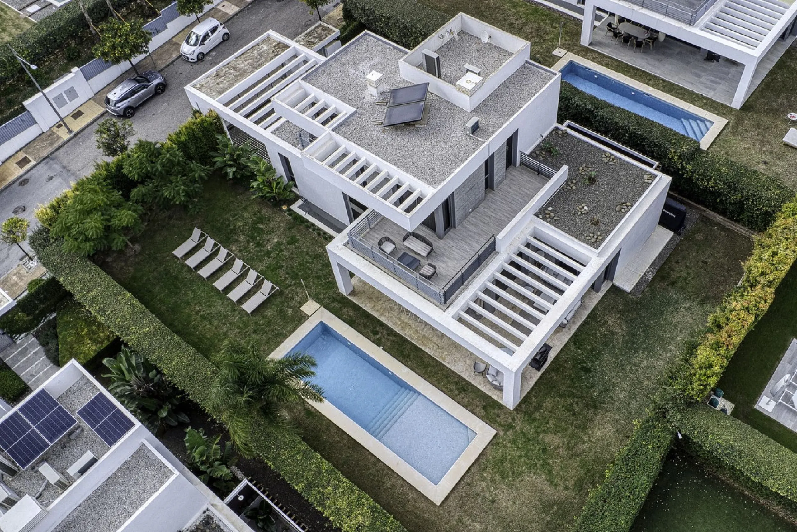 Love at first sight! Impeccable luxury detached villa in a top location. Situated between Marbella and Estepona, with the beaches of Costalita only 5mn away. The best hotel on the coast, Villa Padierna with its restaurants and 2000m2 spa, as well as some 