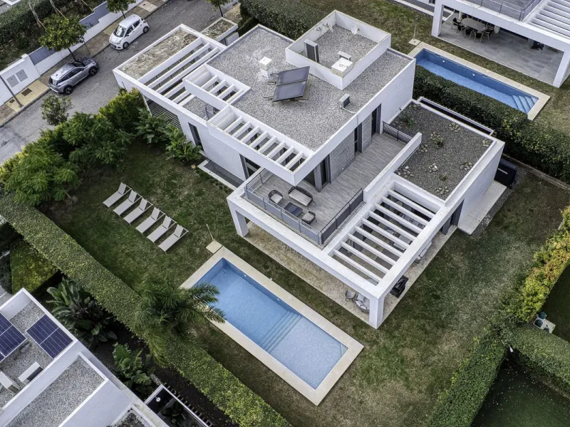 Love at first sight! Impeccable luxury detached villa in a top location. Situated between Marbella and Estepona, with the beaches of Costalita only 5mn away. The best hotel on the coast, Villa Padierna with its restaurants and 2000m2 spa, as well as some 