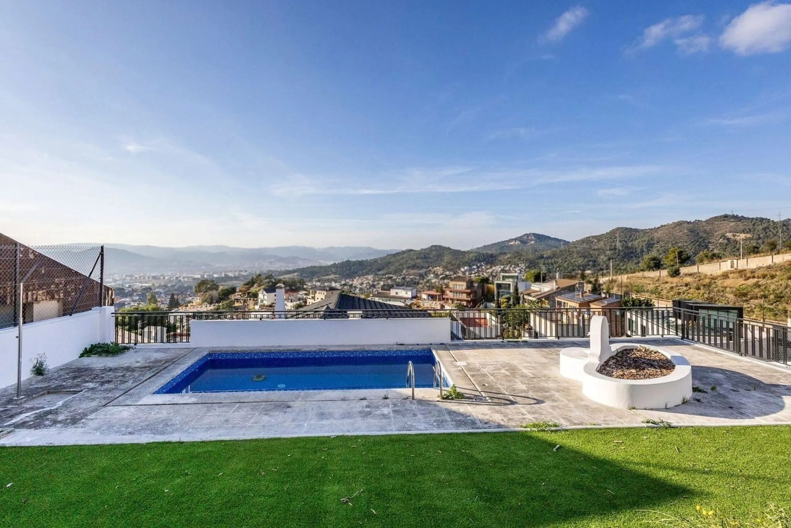 Роскошная вилла с панорамными видами и бассейном в Esplugues de Llobregat, Барселона